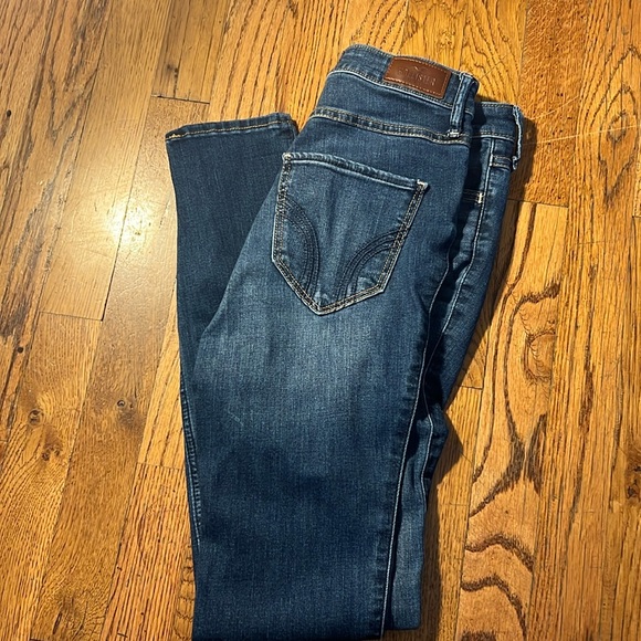 Hollister high-rise super skinny. size 26×30. - Picture 1 of 5